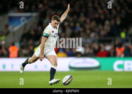 Der englische George Ford ist während der Autumn International im Twickenham Stadium, London, in Aktion. Stockfoto