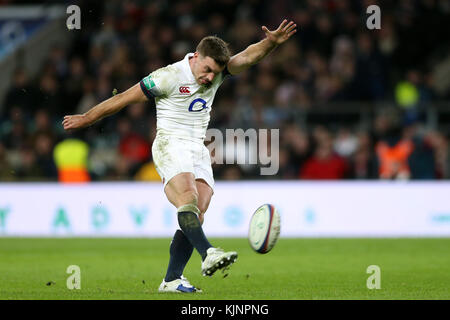 England's George Ford in Aktion treten im Herbst internationale in Twickenham Stadium, London. Stockfoto