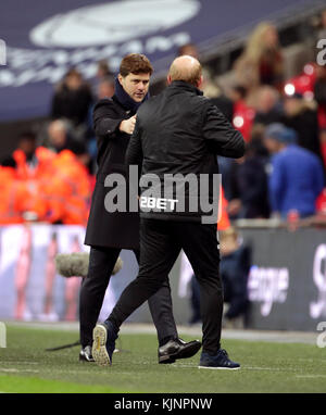 Tottenham Hotspur-Manager Mauricio Pochettino und West Bromwich Albion-Hausmeister Gary Megson (rechts) geben sich nach dem Premier League-Spiel im Wembley Stadium, London, die Hände. Stockfoto