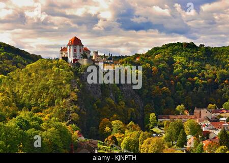 Schönen Herbst Landschaft mit Fluss, das Schloss und blauer Himmel mit Wolken und Sonne. Vranov Vranov nad Dyji (Thaya) oben Chateau, Thaya, Tschechische Repub Stockfoto