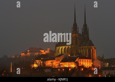 Nacht der Fotografie. Petrov - St. Peter und Paul Kirche in der Stadt Brünn. Urban alte Architektur. Zentrale Europa Tschechische Republik. Stockfoto