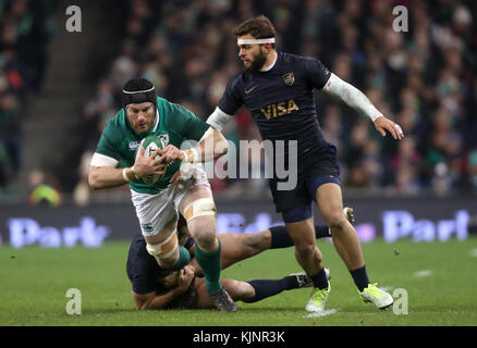 Irlands Sean O'Brien (Mitte) wird von Argentiniens Santaigo Gonzalaez Iglesias (links) während des Autumn International im Aviva Stadium, Dublin, angegangen. Stockfoto