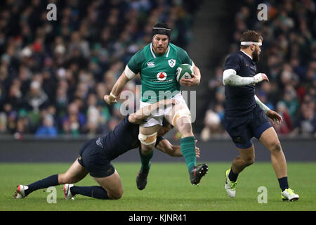 Irlands Sean O'Brien (Mitte) wird von Argentiniens Santaigo Gonzalaez Iglesias (links) während des Autumn International im Aviva Stadium, Dublin, angegangen. Stockfoto