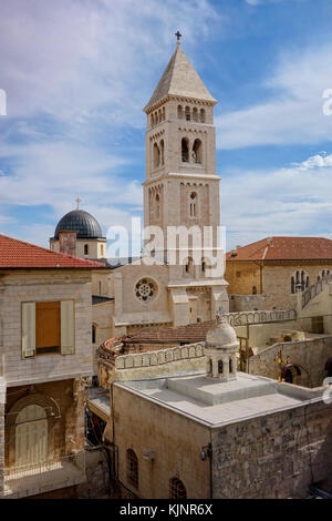 Blick über die Dächer in Richtung Turm der Evangelisch-Lutherischen Kirche des Erlösers in Christian Quarter, Altstadt Ost-Jerusalem Israel Stockfoto