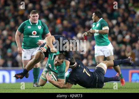 Der irische CJ Stander (Mitte) wird im Aviva Stadium in Dublin von den Argentiniern Marcos Kremer (rechts) und Agustin Creevy bekämpft. Stockfoto