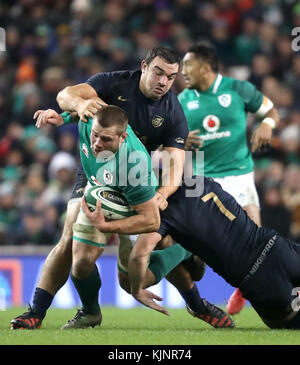 Der irische CJ Stander (Mitte) wird im Aviva Stadium in Dublin von den Argentiniern Marcos Kremer (rechts) und Agustin Creevy bekämpft. Stockfoto