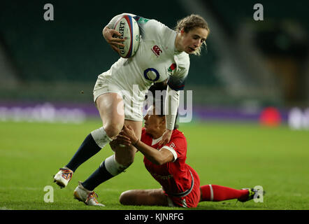 England Women's Abigail Dow und Canada Women's Anais Holly während der Autumn International im Twickenham Stadium, London. Stockfoto