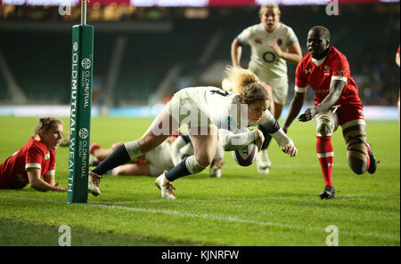 Abigail Dow der englischen Frauen erzielt ihren fünften Versuch, ihren Hattrick während der Autumn International im Twickenham Stadium, London, zu absolvieren. Stockfoto