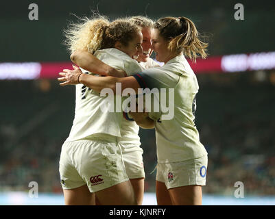 Abigail Dow der englischen Frauen feiert den fünften Versuch, ihren Hattrick während des Autumn International im Twickenham Stadium, London, zu absolvieren. Stockfoto