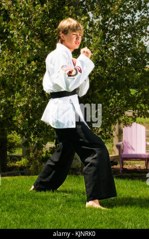 Teenager markante eine Pose von Karate Klassen. Stockfoto