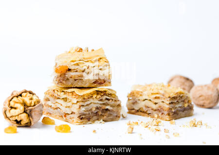 Baklava Dessert mit Nüssen und Rosinen auf weißem Hintergrund Stockfoto