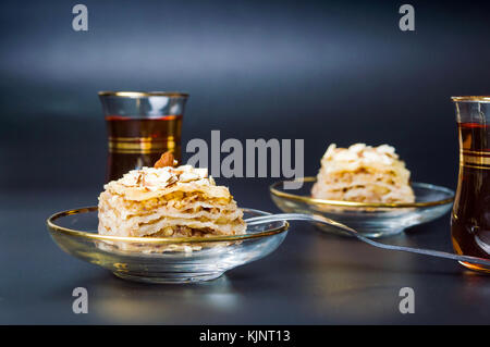 Baklava Schichten und Tee. 1001 Dessert Zeit Stockfoto