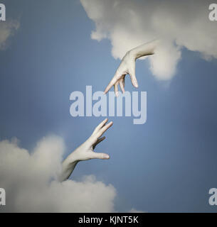 Zwei Hände in die Wolken, die versuchen zu berühren Stockfoto