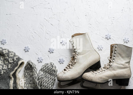 Frauen Abbildung Schlittschuhe auf weißem Hintergrund Stockfoto