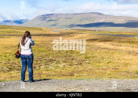 Reisen nach Island - die touristische Fotografien eine Landschaft mit thingvallavegur Country Road in Island im sonnigen Tag im September Stockfoto