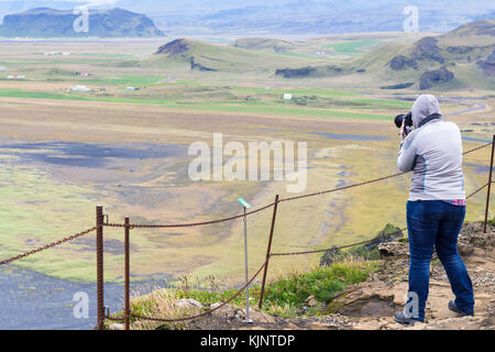 Reisen nach Island - Touristische nimmt Foto von solheimafjara Küste von dyrholaey Vorgebirge in der Nähe von Vik i myrdal Dorf am Atlantik Südküste in katla ge Stockfoto