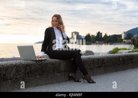 Frau in Highheels bücken Abholung eine Bowling Kugel Womanin Highheels bücken mit Bowling Kugel Stockfoto, Bild