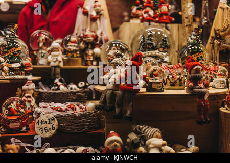 Weihnachtsschmuck und Weihnachtsbaumschmuck werden an einem Verkaufsstand im Winter Wonderland, der jährlichen Weihnachtsmesse in London, Großbritannien, angeboten. Stockfoto