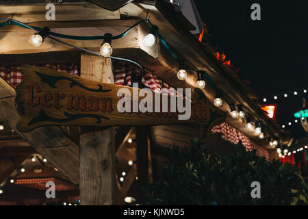 Anmelden, um das deutsche Dorf im Winter Wonderland, jährlichen Weihnachtsmarkt in London, UK. Stockfoto