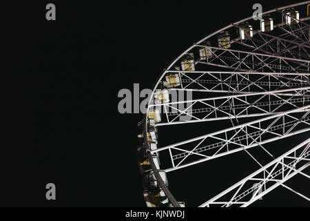 Riesenrad im Winter Wonderland, jährlichen Weihnachtsmarkt in London, Großbritannien, gegen den dunklen Himmel in Abend. Platz für Kopieren. Stockfoto