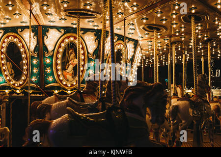 Bis auf das beleuchtete Merry-go-round im Winter Wonderland schließen, jährlichen Weihnachtsmarkt in London, UK. Stockfoto