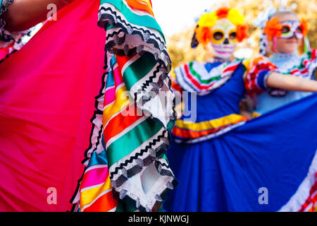 Nahaufnahme Detail der traditionellen Kleid und unscharfen Hintergrund der Mädchen mit Masken an Dia de los Muertos/Tag der Toten Feier Stockfoto