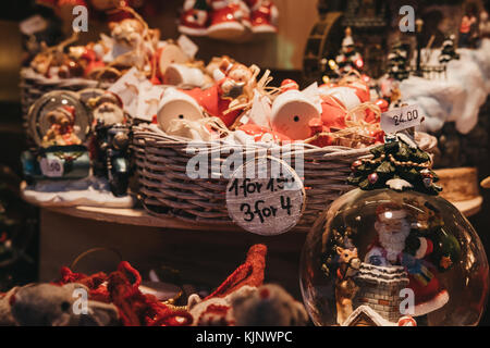 Weihnachten und Christbaumschmuck auf Verkauf zu einem im Winter Wonderland ausgeht, jährlichen Weihnachtsmarkt in London, UK. Stockfoto