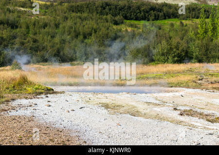 Reisen nach Island - Pool der große Geysir im Tal Haukadalur im September Stockfoto