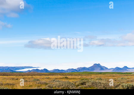 Reisen nach Island - blauer Himmel über isländische Land in der Nähe von biskupstungnabraut Road in der Nähe von Gullfoss Wasserfall im Herbst Stockfoto