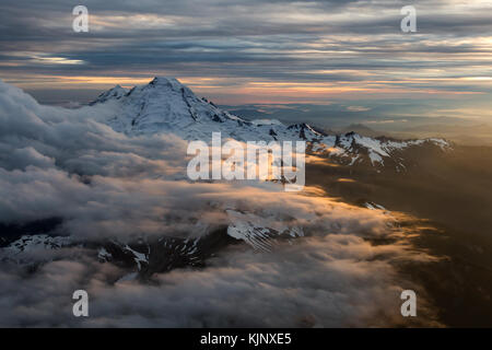 Dramatische Antenne Landschaft Blick auf die Wolke bedeckte Berge während einer lebhaften Sonnenuntergang. aufgenommen in der Nähe von Mount Baker, östlich von Vancouver und Seattle, washingt Stockfoto