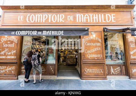 Baba au rhum de Mathilde Schaufenster des Geschäfts Le Comptoir de Mathilde in Bordeaux, Departement Gironde, Frankreich. Stockfoto