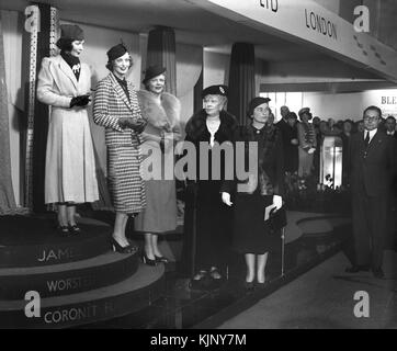 HRH Queen Mary und Prinzessin Alice, Herzogin von Gloucester mit Models in London 1935 Stockfoto