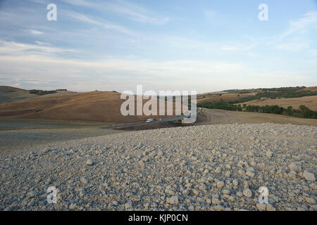 Weiße Straße in der Nähe von San Quirico d'Orcia, Val d'Orcia, Toskana, Italien Stockfoto