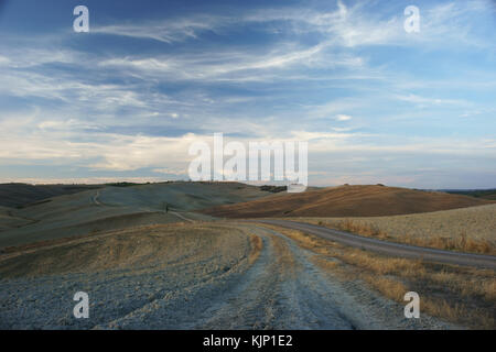 Weiße Straße in der Nähe von San Quirico d'Orcia, Val d'Orcia, Toskana, Italien Stockfoto