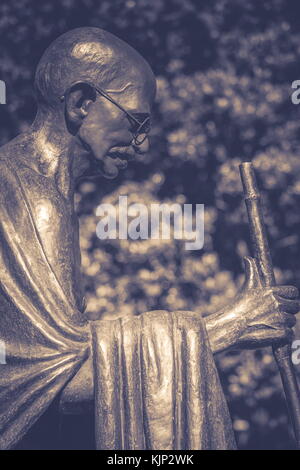 Wellington, Neuseeland, 28. September 2015: lebensgroße Statue des indischen politischer und spiritueller Führer Mahatma Gandhi am Wellington railway station Stockfoto