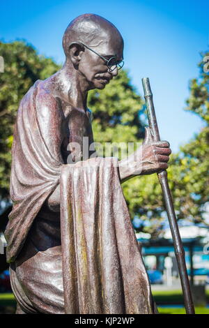 Wellington, Neuseeland, 28. September 2015: lebensgroße Statue des indischen politischer und spiritueller Führer Mahatma Gandhi am Wellington railway station Stockfoto