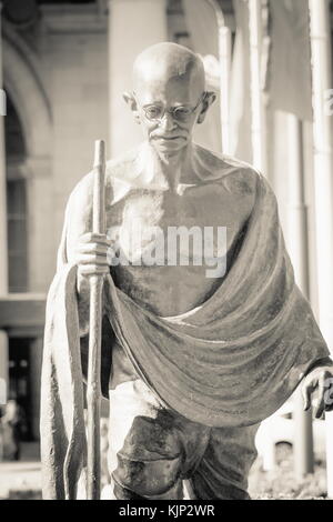 Wellington, Neuseeland, 28. September 2015: lebensgroße Statue des indischen politischer und spiritueller Führer Mahatma Gandhi am Wellington railway station Stockfoto