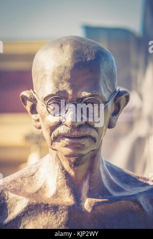 Wellington, Neuseeland, 28. September 2015: lebensgroße Statue des indischen politischer und spiritueller Führer Mahatma Gandhi am Wellington railway station Stockfoto