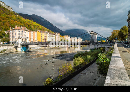 Isere Ufer in Grenoble im Herbst mit einem bewölkten Himmel Stockfoto