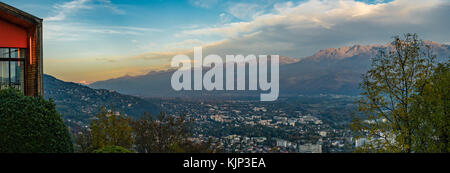 Panorama von La Bastille in Grenoble mit Mont-Blanc-Berg im Hintergrund Stockfoto