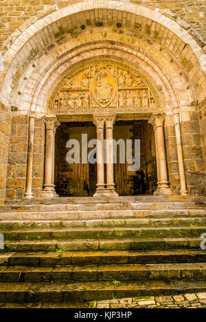 Tympanon der Kirche von carennac im Lot in Frankreich Stockfoto