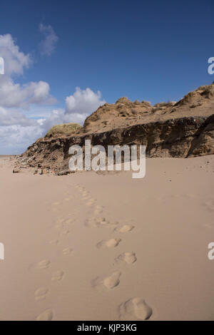 Footprint Trail, der bis zu den Sanddünen, die Erosion der Küsten bei Formby Point Beach Stockfoto