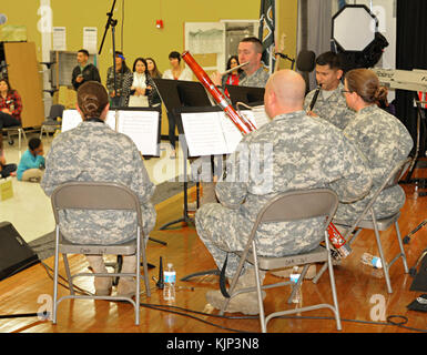 R&B der 36th Infantry Division Band Gruppe und woodwind quintet Veteran's Day bei einer Veranstaltung im Cook Volksschule in Austin, Texas, am 10. November 2017 feierte. Nicht der Gruppe - beauftragte Offizier, Sgt. 1. Klasse Framy Diaz, ist auch der Direktor der Schule, wo die meisten Kinder nicht wissen, er ist ein Teil des Texas Army National Guard. Die Band lassen Sie lose mit vertrauten und patriotische Lieder für die K-5 Kinder genießen die Veteranen, die dazu dienen, und vor uns haben, serviert und Ehren. (U.S. Armee Foto von Master Sgt. Michael Leslie, 36th Infantry Division Public Affairs/Freigegeben) Stockfoto