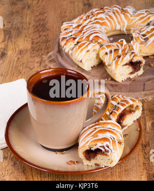 Cinnamon pecan Dänische und Tasse Kaffee auf einer Pastete Stockfoto