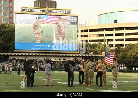 NASHVILLE, Tenn-Kapitän Jon Harvey, Commander, Sitz und Hauptverwaltung. Akku, 2. Bataillon, 32 Field Artillery Regiment, 101St Airborne Division Artillery, verwaltet den Eid der reenlistment an SPC. Timothy Metcalf, ein Feld Artillerie firefinder radar Operator aus 2-32 nd weit, während einer Pause an der Vanderbilt Universität, 07.11.11. Der Vanderbilt Universität Active Duty Soldaten geehrt, Ihre Familienangehörigen und alle Veteranen, als Teil ihrer Veterans Day begrüssen zu warten. (U.S. Armee Foto: Staff Sgt. Todd Pouliot, 40. Öffentliche Angelegenheiten Abteilung) Stockfoto