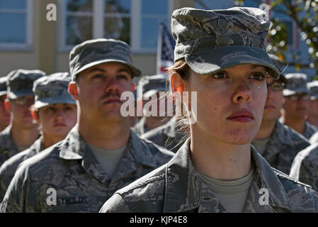 Us-Piloten die Teilnahme an der 20. Kraft Support Squadron Senior Master Sgt. David B. Reid Flieger-führung Schule in Ausbildung während eines Veterans Day Feier Feier in Sumter, South Carolina, Nov. 11, 2017. Während der Zeremonie, Teilnehmer zu Gast Redner zugehört, eine Gedenkstätte Kranz Zeremonie gesehen und gehört, ein Spielen von "Hähne." (U.S. Air Force Foto von Airman 1st Class Kathryn R.C. Reaves) Stockfoto