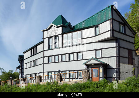 Petropavlovsk-kamchatsky Stadt, Kamtschatka, russischen Fernen Osten: Sommer Blick auf die Fassade Gebäude des Hotel Leiter der Kamtschatka (nachalnik kamchatki) Stockfoto