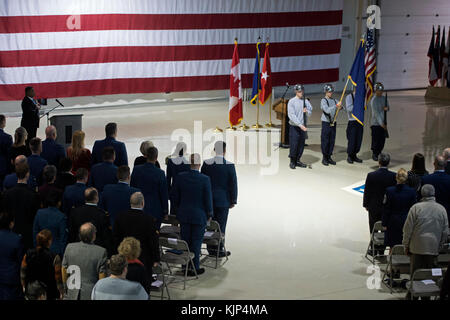 Alaska militärische Jugend Akademie Kadetten präsentieren die Farben während des Veterans Day Zeremonie im Alaska National Guard Armory an Joint Base Elmendorf-Richardson, Alaska, Nov. 11, 2017. Die Abteilung für Militärische und Veterans Affairs hat das Hosting der öffentlichen Zeremonie mit der Alaska National Guard seit 1998. (U.S. Air Force Foto von älteren Flieger Javier Alvarez) Stockfoto