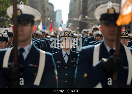 Mitglieder der Küstenwache Sektor New York stand an Aufmerksamkeit beim Marschieren in der New York City Veterans Day Parade, die auch als Amerika's Parade, Nov. 11, 2017 bekannt. Mit mehr als 40.000 Teilnehmern, der New York City Veterans Day Parade ist die grösste Veterans Day Event in den USA (U.S. Coast Guard Foto von Petty Officer 3. Klasse Frank Iannazzo-Simmons) Stockfoto