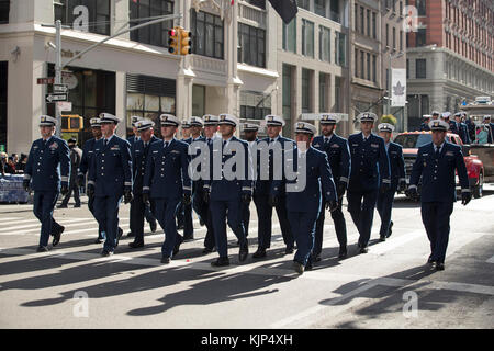 Mitglieder der Küstenwache New York Hilfs Flottillen März im New York City Veterans Day Parade, die auch als Amerika's Parade, Nov. 11, 2017 bekannt. Mit mehr als 40.000 Teilnehmern, der New York City Veterans Day Parade ist die grösste Veterans Day Event in den USA (U.S. Coast Guard Foto von Petty Officer 3. Klasse Frank Iannazzo-Simmons) Stockfoto